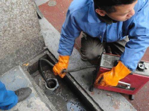 马龙疏通下水道