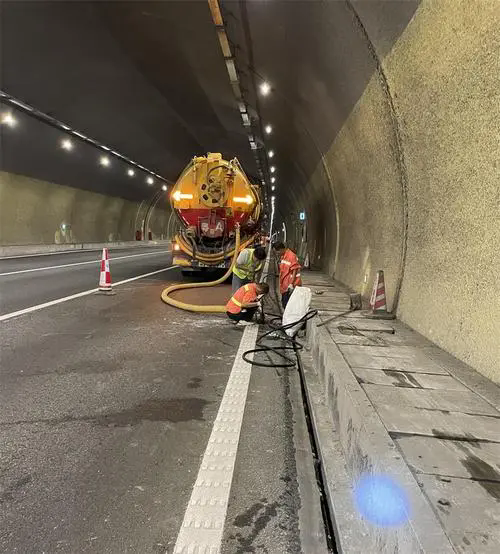 马龙隧道排水渠清淤